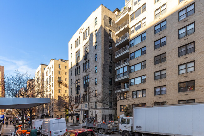 45 E 9th St in New York, NY - Building Photo - Building Photo