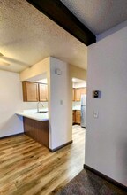 Large 2 bedroom 1 bath, updated Apartment in Hutchinson, MN - Building Photo - Building Photo