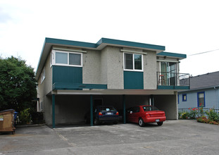 5-unit Apt + Non-conforming Unit in Seattle, WA - Building Photo - Building Photo