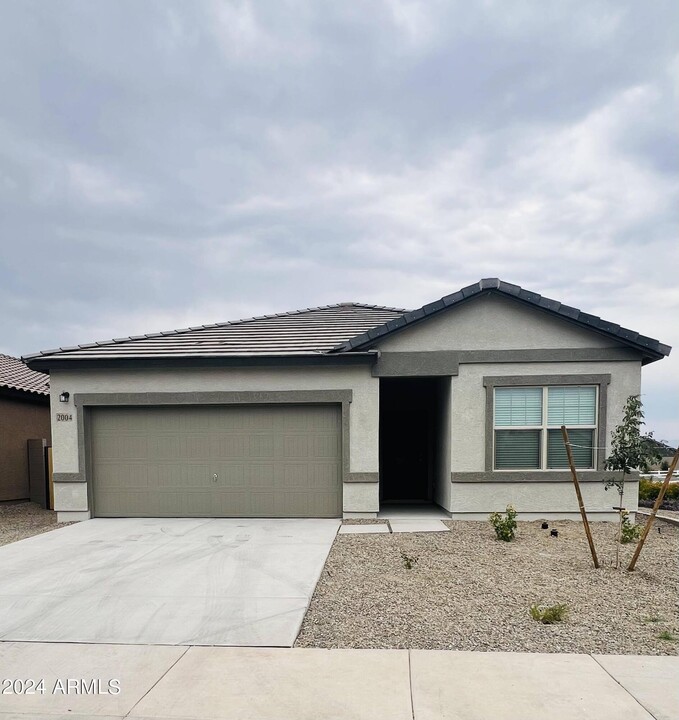 2004 Driftwood Dr in San Tan Valley, AZ - Building Photo