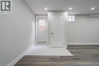 75 Arrowhead Dr in Hamilton, ON - Building Photo - Building Photo