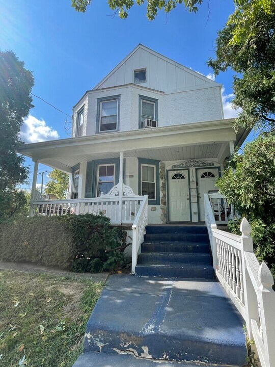 1736 Ferndale Ave in Abington, PA - Foto de edificio