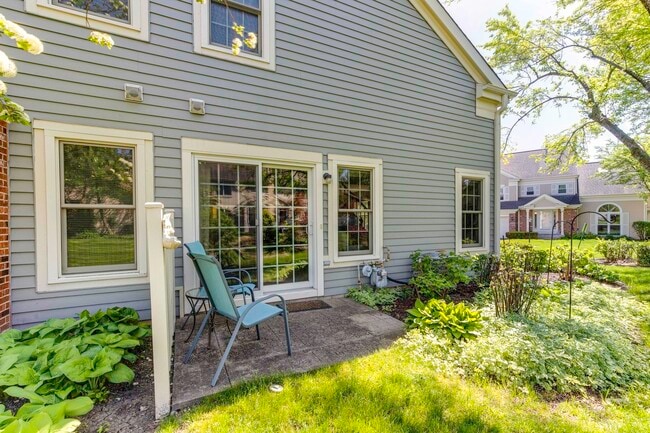 2462 E Towne Blvd in Arlington Heights, IL - Building Photo - Building Photo