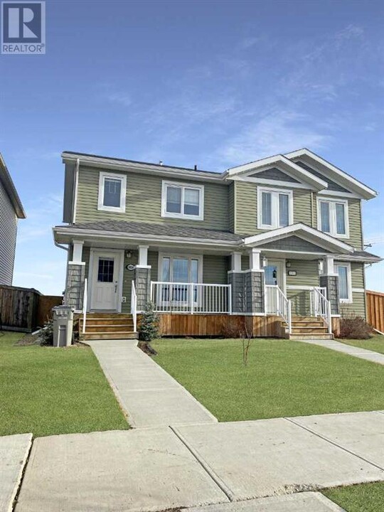 8804-8896 96 Ave in Grande Prairie, AB - Building Photo