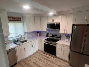 1561 NE 12th Terrace in Jensen Beach, FL - Foto de edificio - Building Photo