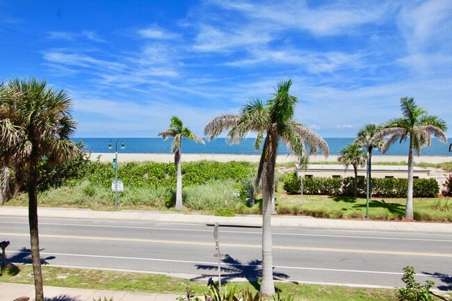 355 S Ocean Dr in Fort Pierce, FL - Foto de edificio - Building Photo