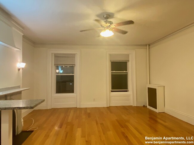 82 Charles St, Unit 3 in Boston, MA - Foto de edificio - Building Photo