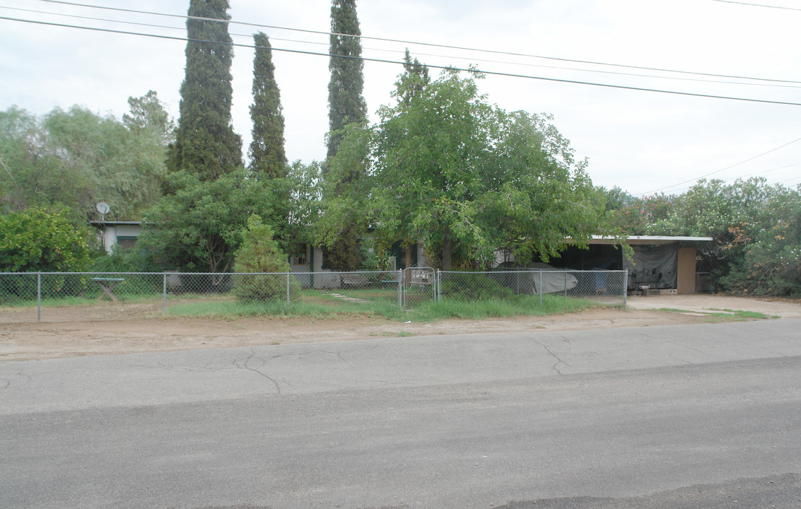 127 E Navajo Rd in Tucson, AZ - Foto de edificio