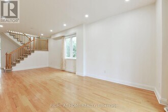 11 Cheltonia Way in Ottawa, ON - Building Photo - Building Photo