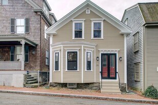 19 John St in Newport, RI - Building Photo