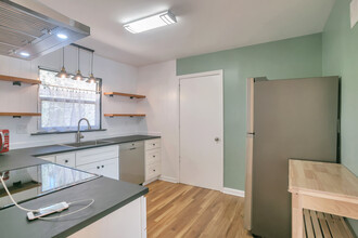 Room in House on Santa Monica Dr in Decatur, GA - Foto de edificio - Building Photo