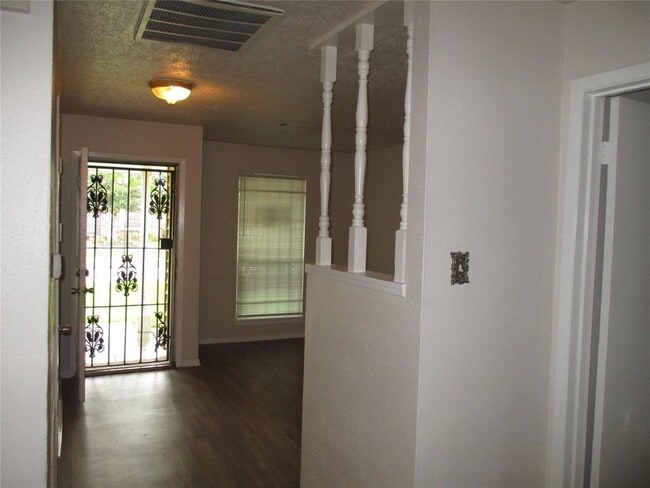 12710 S Coast Dr in Houston, TX - Building Photo - Building Photo