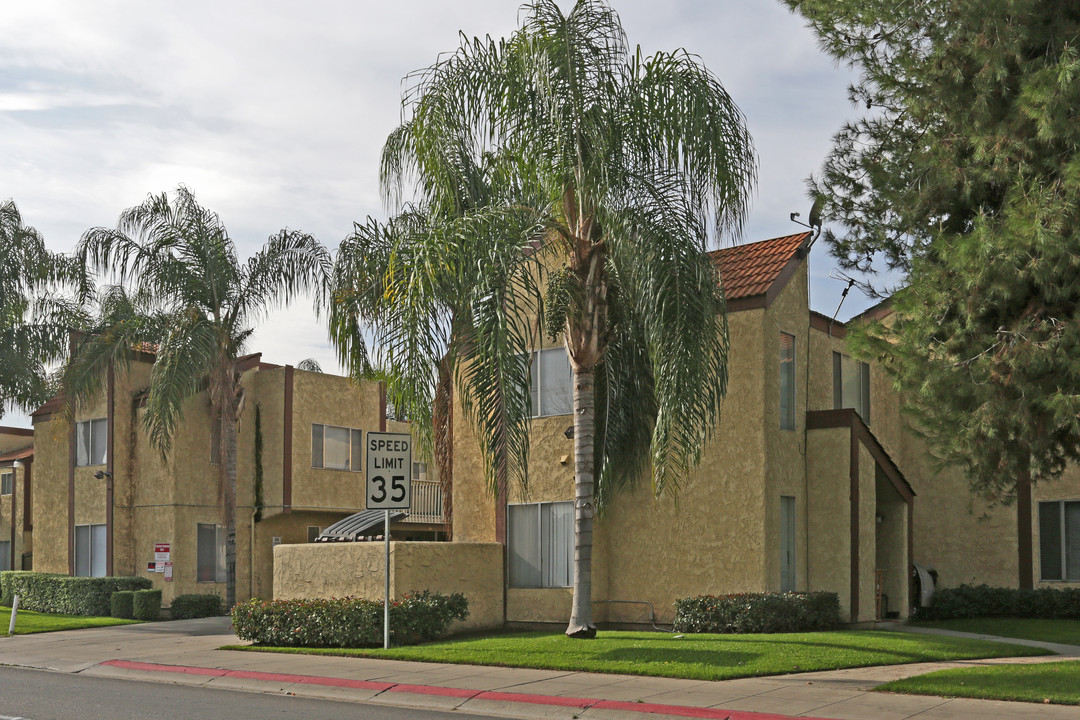 Mission Villa Townhomes in Visalia, CA - Foto de edificio