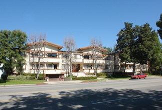 Urov Apartments in Valley Village, CA - Building Photo - Building Photo