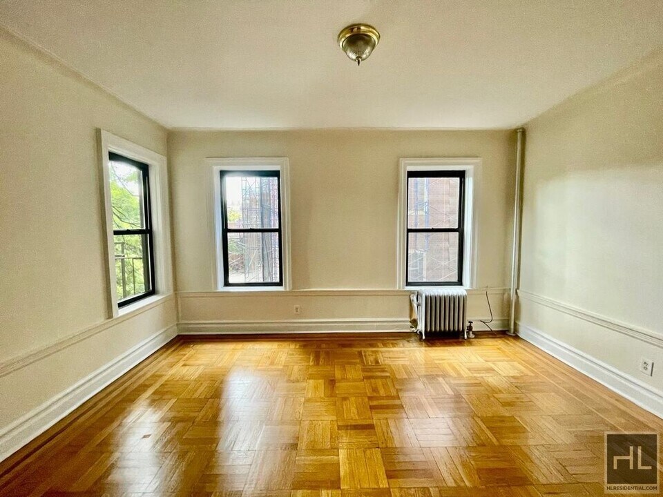 WEST 204 STREET in New York, NY - Building Photo