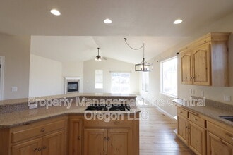 3721 SW Tommy Armour Ln in Redmond, OR - Building Photo - Building Photo