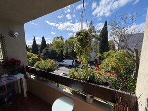 950 N Kings Rd, Unit Updated Gorgeous Condo in West Hollywood, CA - Building Photo - Building Photo