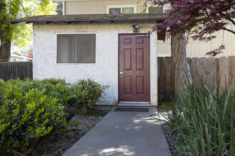 Campus Court Apartments in Chico, CA - Foto de edificio - Other