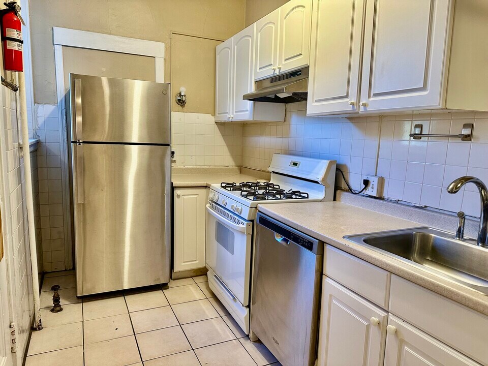 330 St Paul St in Brookline, MA - Building Photo