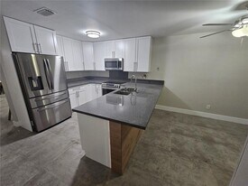 7302 NW 76th Dr in Tamarac, FL - Building Photo