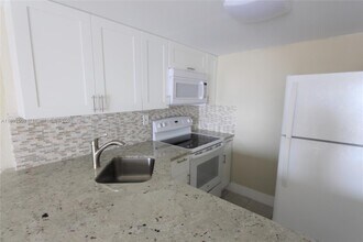 801 NW 47th Ave in Miami, FL - Building Photo - Building Photo