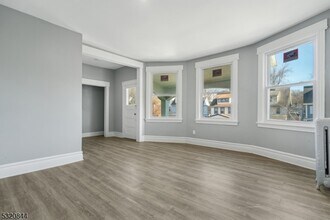 85 Eppirt St-Unit -2 in East Orange, NJ - Foto de edificio - Building Photo