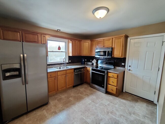 135 Hillcrest Rd-Unit -2nd Floor in Bridgeport, CT - Foto de edificio - Building Photo