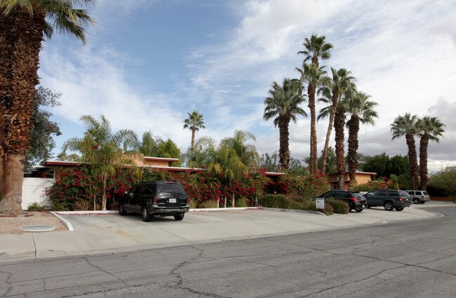 2980 E Ranchero Dr in Palm Springs, CA - Foto de edificio - Building Photo