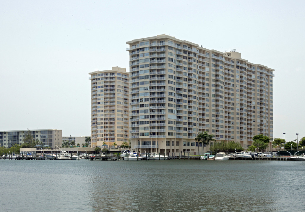 Plaza Del Prado Condominium in Aventura, FL - Building Photo