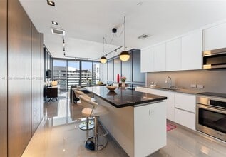 88 SW 7th St, Unit 1708 in Miami, FL - Foto de edificio - Building Photo