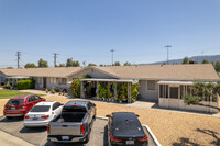 Lake Elsinore Village in Lake Elsinore, CA - Foto de edificio - Building Photo