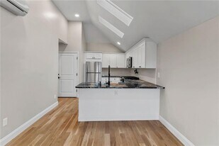 376 Arnolds Neck Dr in Warwick, RI - Building Photo