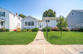 4 E Walk in Clinton, CT - Building Photo