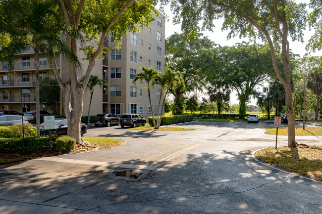 Waters Edge Towers in Deerfield Beach, FL - Building Photo - Building Photo