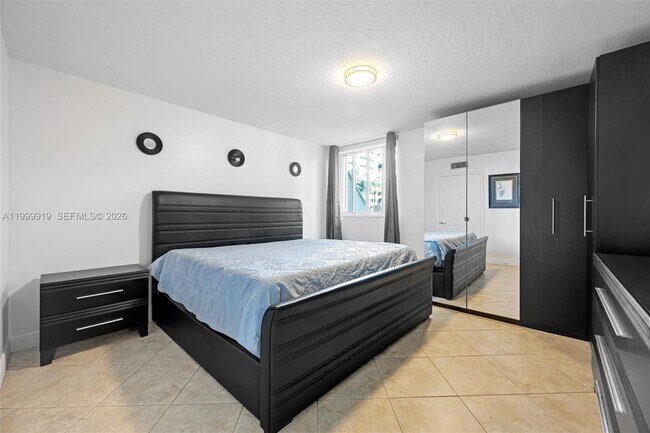 8888 Collins Ave in Surfside, FL - Foto de edificio - Building Photo