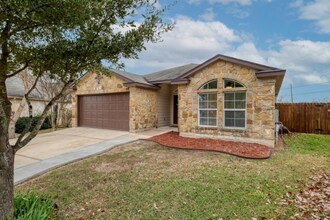 1012 Estival Dr in Kyle, TX - Foto de edificio - Building Photo