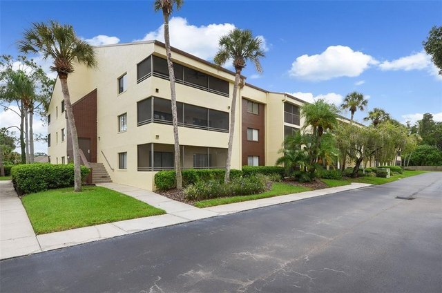 13602 S Village Dr in Tampa, FL - Building Photo