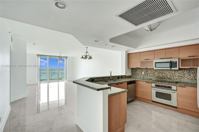 14951 Royal Oaks Ln in North Miami, FL - Building Photo - Building Photo