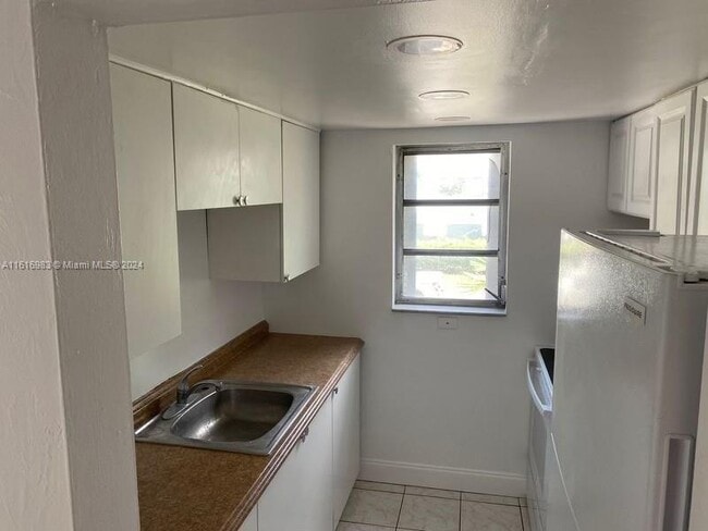 1701 Washington St, Unit 201 in Hollywood, FL - Building Photo - Building Photo