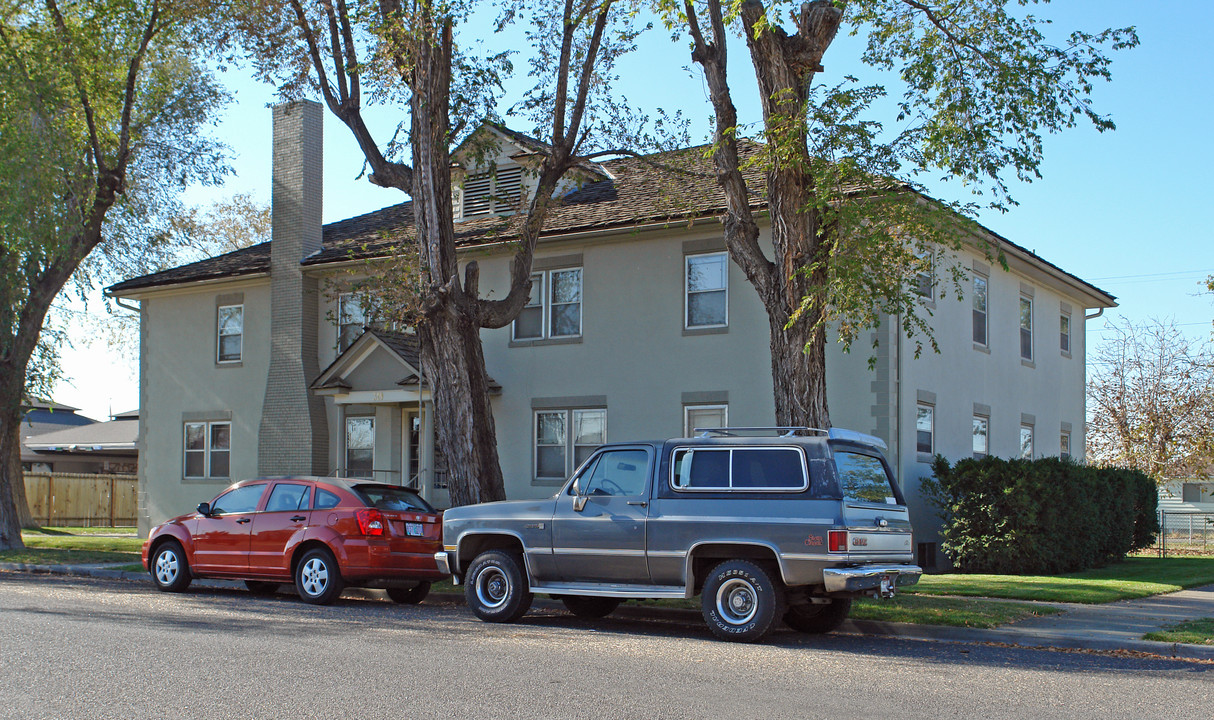 319 SW 3rd St in Ontario, OR - Building Photo