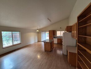 2285 NE Meadow Ln in Bend, OR - Building Photo - Building Photo