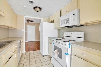 9052 Wilcrest Dr in Houston, TX - Building Photo - Building Photo