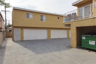 8438 Mountain View Ave in South Gate, CA - Foto de edificio - Building Photo