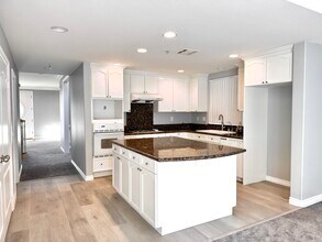 27 Hampton Ct in Alhambra, CA - Foto de edificio - Building Photo