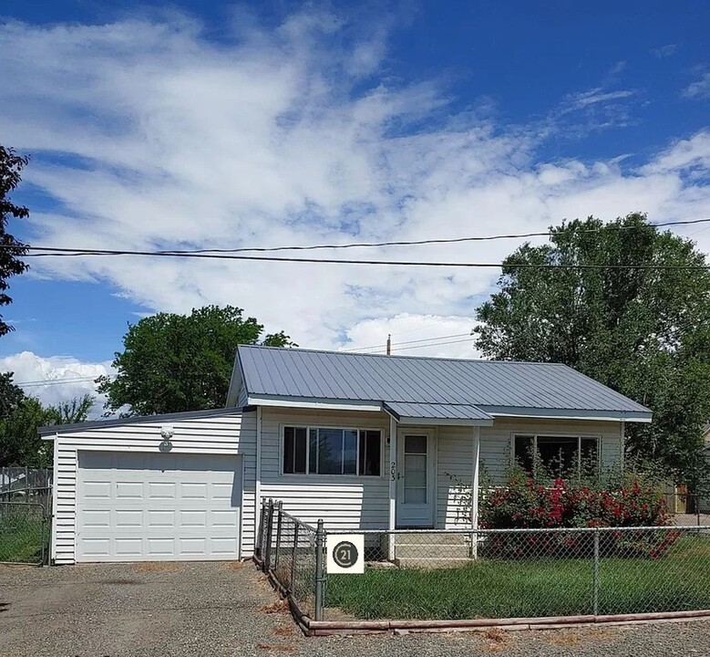 203 Railroad Ave in Kittitas, WA - Building Photo