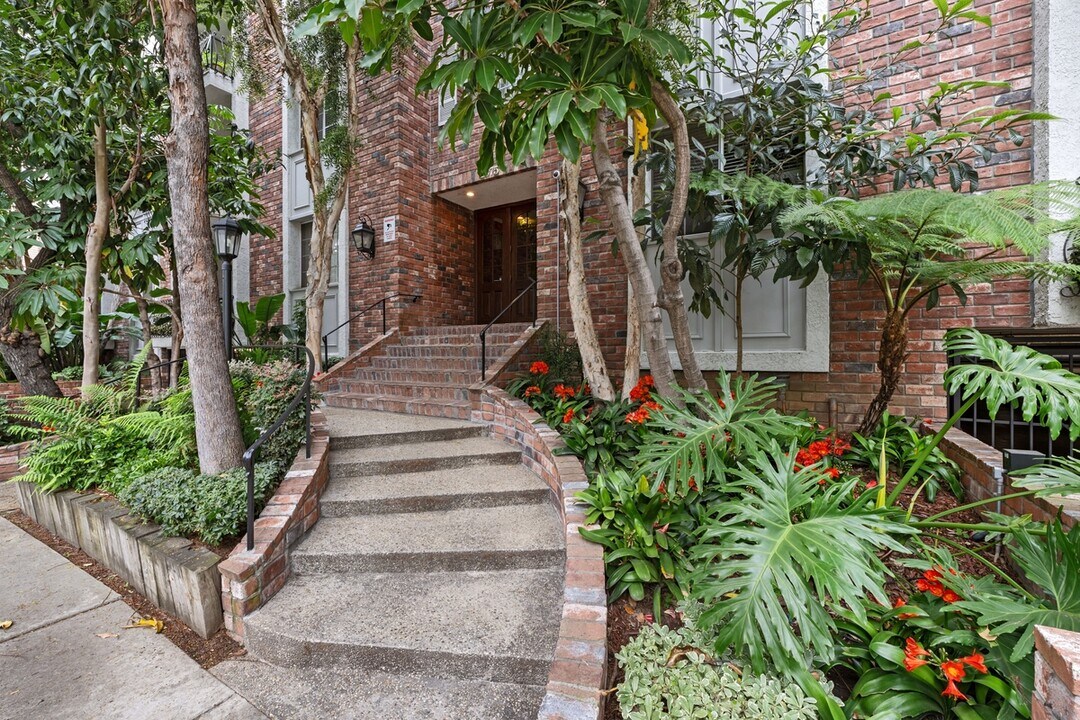 1375 Kelton Ave, Unit #108 in Los Angeles, CA - Building Photo
