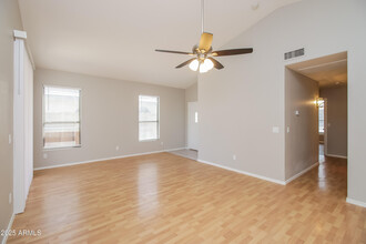 588 E Devon Dr in Gilbert, AZ - Building Photo - Building Photo