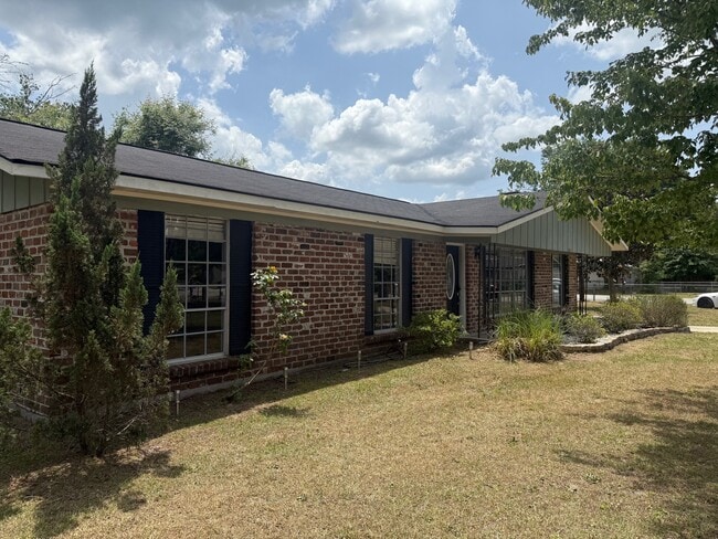 100 Pineview St in Hinesville, GA - Building Photo - Building Photo