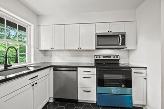 1640 W Northwest Blvd in Winston-Salem, NC - Building Photo - Building Photo