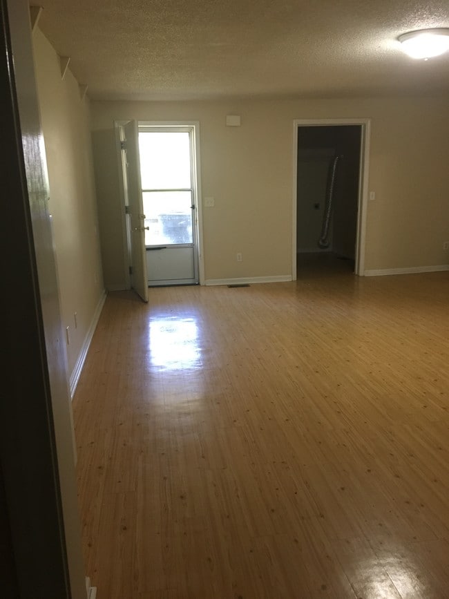 124 Sky Harbor Rd in Florence, AL - Foto de edificio - Building Photo